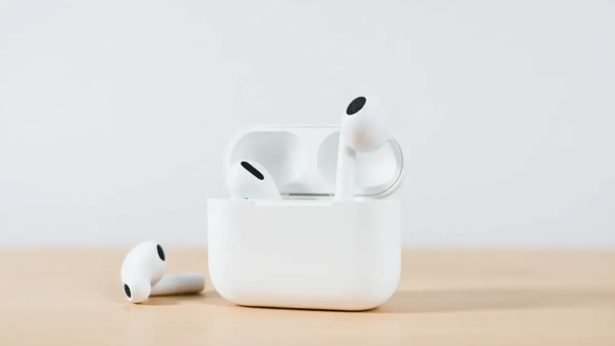Apple : des AirPods avec caméra et lunettes IA prévues pour 2027